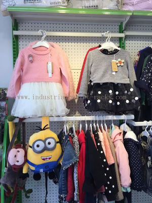 ซื้อ ชั้นวางเสื้อผ้าด้านนอกกำแพงด้านบนสีขาวโลหะสำหรับร้านค้าปลีก การผลิตออนไลน์