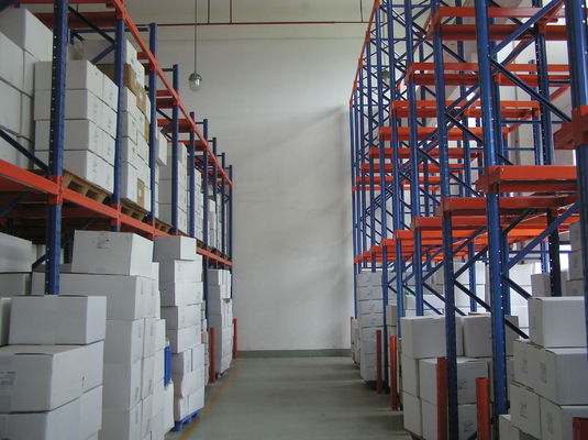 ซื้อ เข้าถึงไดร์ฟ 1500KG แบบปรับได้ไดรฟ์ในพาเลท Racking with forklift working การผลิตออนไลน์